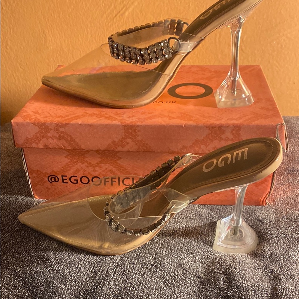 EGO Cream Tan Heels with Modern Stiletto Design
Size 6 UK used great condition